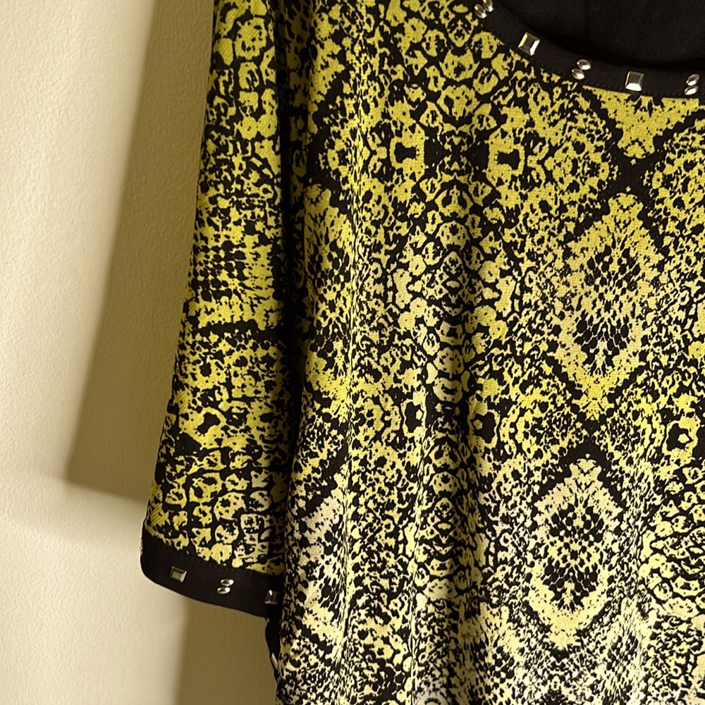 JM Collection long sleeves top size 3x Dolman studs reptile white yellow black - Picture 5 of 8